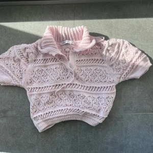 Söt lila virkad topp från Zara - Storlek S. Söt pastel lila virkad topp från Zara, lätt kroppad. Passar perfekt till sommaren. Säljer pga för liten. Helt slutsåld
