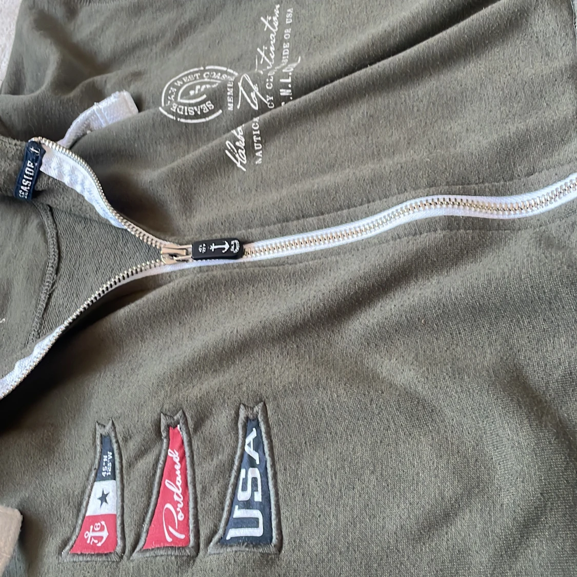 Olivgrön hoodie från Seaside - 2