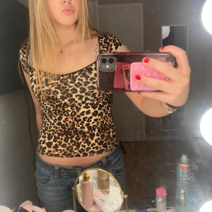 Leopardmönstrad topp från Nelly - Snygg leopardmönstrad topp från Nelly 🐆i strl S. Aldrig använd.                                                                      Priset kan diskuteras 