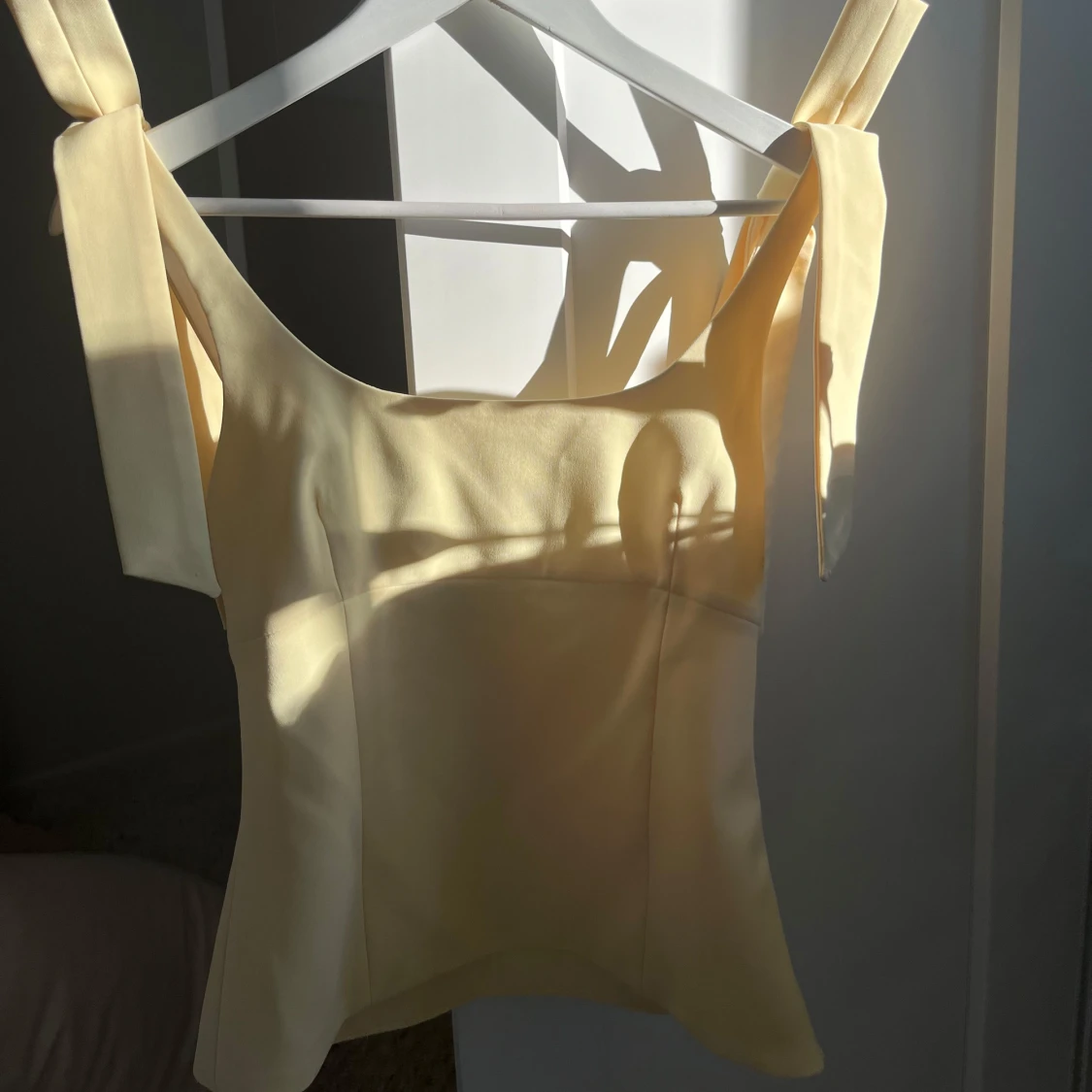 Gul topp med knytband från Zara - 1