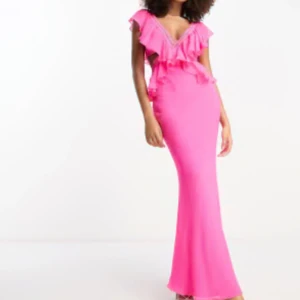 Balklänning  - Fin rosa balklänning. Aldrig använd, endast testad på! Lång på mig och jag är ca 174 cm lång. Går inte längre att hitta på Asos hemsida.  Nypris 800kr🩷