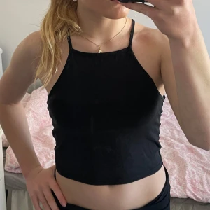 Svart linnetopp från NLY Trend - Säljer en stilren svart linnetopp från NLY Trend. Toppen har smala axelband och en enkel design som passar perfekt till olika outfits. Tillverkad i Turkiet.