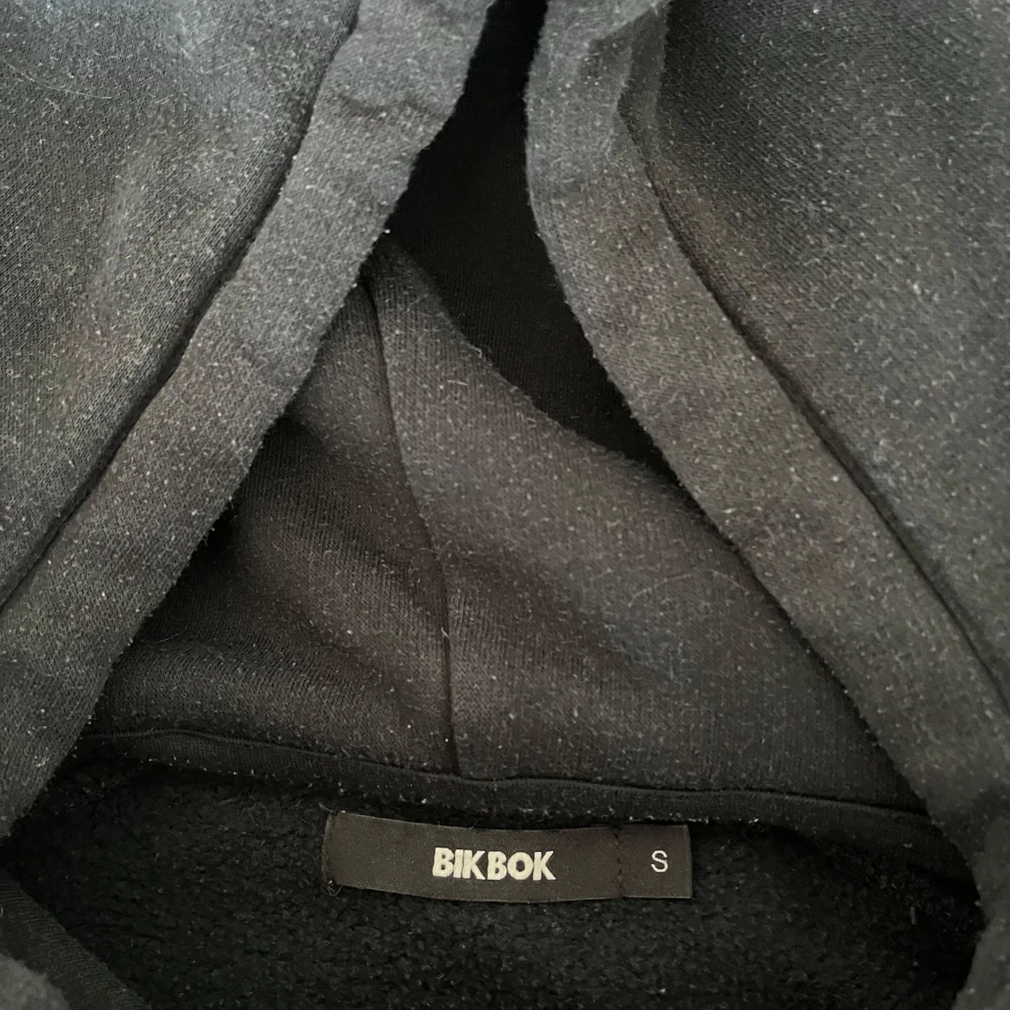 Svart hoodie från BikBok - 2