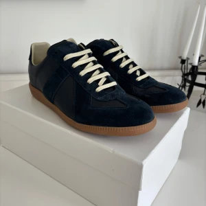 Maison Margiela gats - Sjukt snygga  sneakers från Maison Margielas kollektion. Väldigt trendiga och nypris ligger på cirka 7500kr. Aldrig använda och helt nya. Inga repor eller likande. 100% äkta kvitto finns såklart. Skriv för funderingar eller fler bilder!