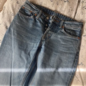 Weekday jeans - Snygga jeans från weekday, mid waist, storlek W26 L32, använda enstaka gånger. Lagom långa på mig som är 164. Pris kan diskuteras ☺️