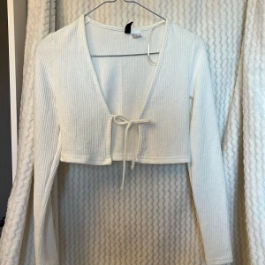 Vit ribbad topp från H&M Divided🤍 - Säljer en vit ribbad topp från H&M Divided. 🥥