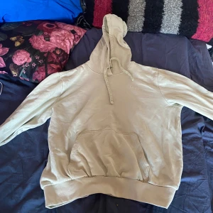 Mint grön hoodie med broderad text - Säljer en mint grön hoodie med texten 'Love' broderad på bröstet. Den har en klassisk design med huva och en stor ficka framtill. Perfekt för en avslappnad stil.
