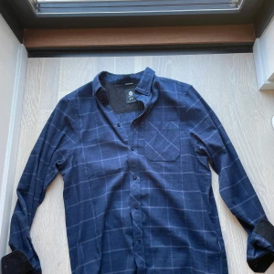 Mörkblå rutig skjorta - Snygg mörkblå rutig skjorta i flanell tyg.knappt använd mycket bra skick.     150kr+frakt
