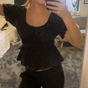 Svart blus med prickar - Säljer en söt svart blus från hm med vita prickar. Från hm barnavdelning i stolen 164 men passar xs!!💕🌟