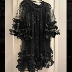 Ida Sjöstedt klänning - Intressekoll på min svarta Ida Sjöstedt klänning som aldrig är använd. Köpt på Vinted av en tjej som tidigare använt den endast 2ggr!❤️ skriv om ni hade varit intresserade av att köpa och PRIS DISKUTERAS DÅ! Passar strl xs-m skulle jag säga! Nypris: ca 3595kr