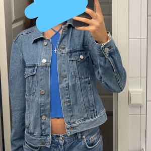 Blå jeansjacka - Snygg blå jeansjacka från hm