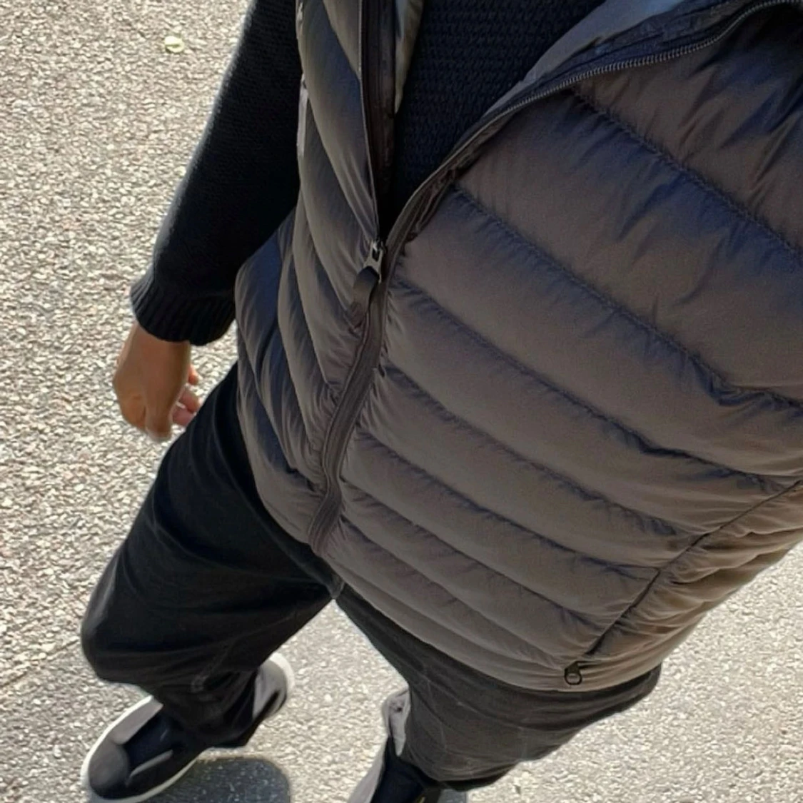 Svart dunväst från Uniqlo - 3