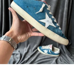 Golden goose - Golden goose superstar skor i fint skick | orginalstorlek 41, brukar passa upp mot 42, fråga om innermått vid osäkerhet | ingår: endast skorna | fraktar spårbart eller möts upp i Täby📍