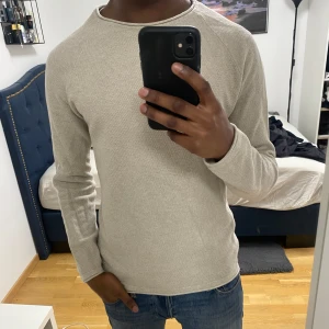 Beige stickad tröja - Säljer en stilren beige stickad tröja från Jack&Jones. Knappt använd och passar perfekt för våren. Priset kan diskuteras 