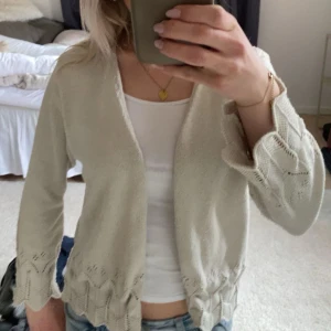 Beige stickad kofta - Säljer en söt beige stickad kofta med fina spetsdetaljer längs nederkanten och ärmsluten💕Storlek 42-44 men passar mig som har s-xs, använd fåtal gånger