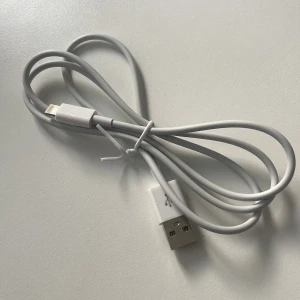 ny & oanvänd iPhone-laddare 1m (Lightning-USB, 1-pack) - ✔ CE-märkt & säker laddning ⚡ Säker laddning – skyddar mot överbelastning 🔌 Kompatibel med alla iPhone-, iPad- & iPod-modeller med Lightning  Högkvalitativ laddningskabel som stödjer både snabb och säker laddning samt dataöverföring. Fungerar med adaptrar, datorer och powerbanks.  📦 Helt ny & oanvänd