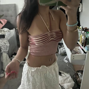 Randig tubtopp i rött och vitt - Bomullsmaterial 👍