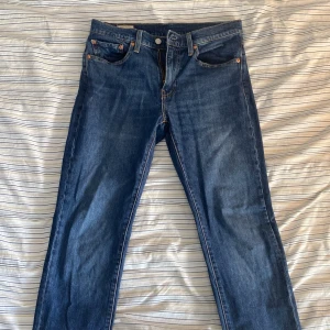 Levis 511 jeans  - Snygga Levis 511 jeans i en klassisk blå färg. De har en slim passform och är tillverkade i jeansmaterial. Perfekta för en stilren look. Använda max en gång, är helt nya. Skriv för mer bilder eller frågor.