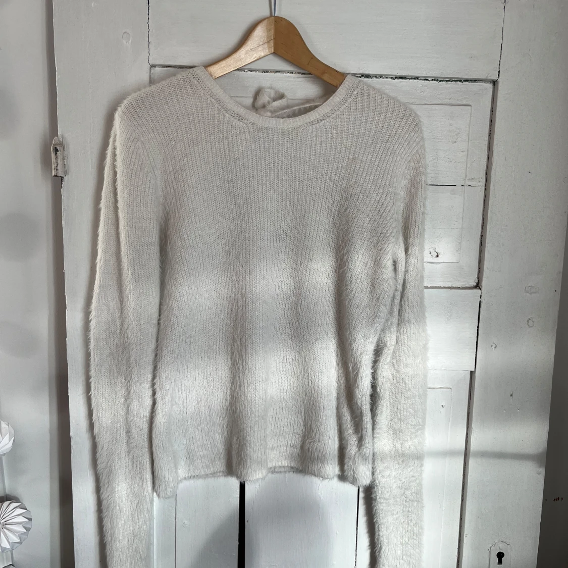 Stickad vit tröja med rosett