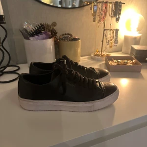 Svarta sneakers från Axel Arigato - Säljer nu mina svarat Arigato skor i strl 38🩷