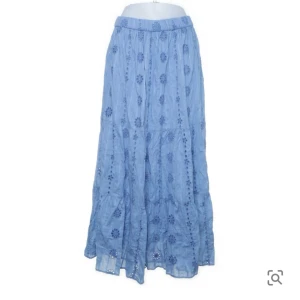 Zara långkjol  - Jättefin långkjol med broderade detaljer😍 Ganska stor i midjan så passar jättebra att ha lågmidjat!