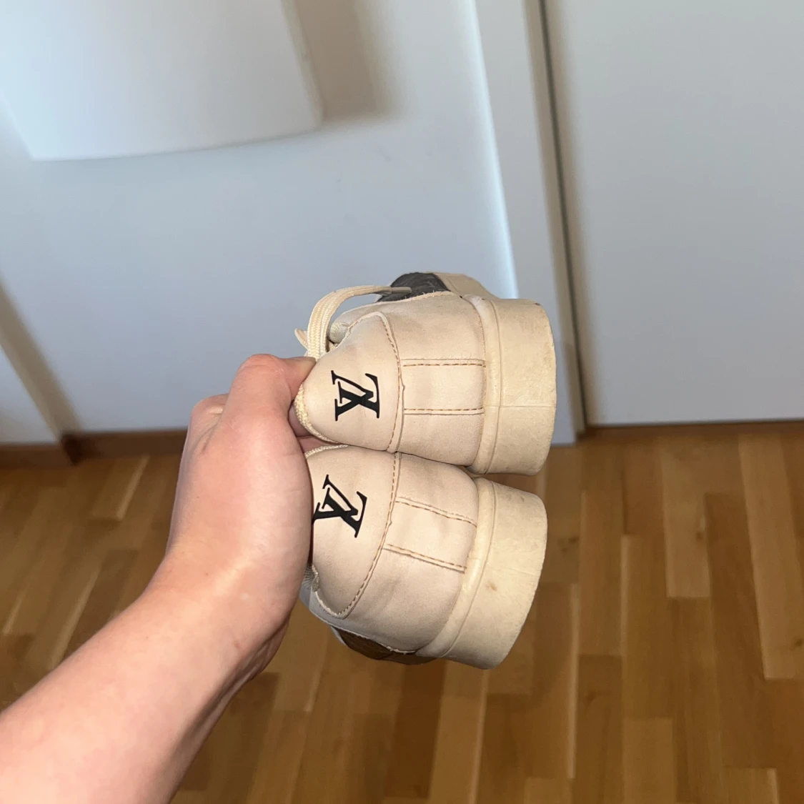 Créme vita sneakers med detaljer