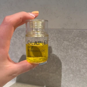 Olaplex No.7 Bonding Oil - Olaplex No.7 Bonding Oil är en lätt och koncentrerad hårolja som ger glans, mjukhet och stärker håret. Den skyddar mot värme och minskar friss. Perfekt för alla hårtyper. Har använt halva. Kanske något för den som vill prova något nytt! 