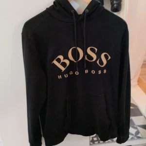 Hugo boss tröja - En Hugo boss tröja med guldiga detaljer.  Storlek M men sitter mer som en S. Sparsamt använd. 