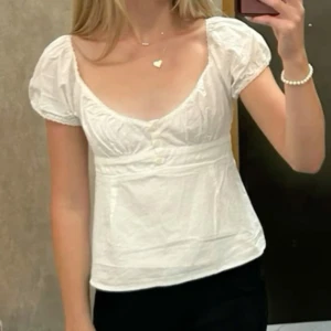 vit topp med puffärmar (brandy melville) - Säljer en söt vit blus med puffärmar 🫶🏻 (oanvänd) ord. pris: 260kr