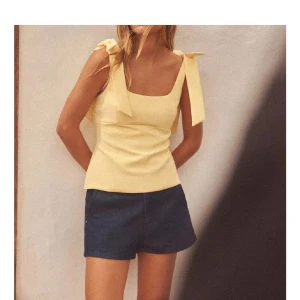 Gul ärmlös topp med knytband - !!!SÖKER!!! Söker denna från Zara i xs eller s, hör gärna av er💕💕