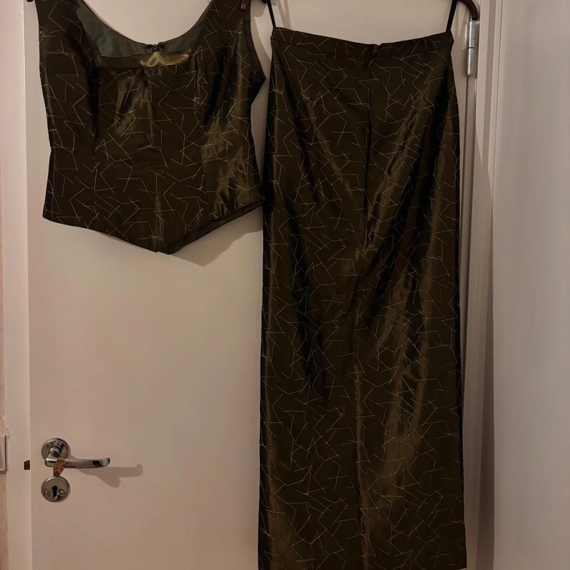 Mörkgrön topp och kjol med mönster