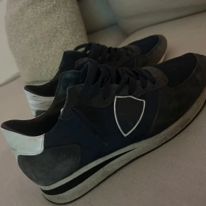 Philippe model trpx köpta i december  - Nypris 3000 mitt pris 1500 dom är som nya förutom lite slitna under därför det låga priset kan gå ner och dom städas innan utskickning bakre häl under sida har ramlat av och har limmat det därav det låga priset.