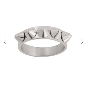 Silver Edblad ring i strlk 16 - Edblad ring i strkl 16! Snygg och modern ring från Edblad i silverfärg med nitar. Perfekt för att ge en edgy touch till din stil. Passar bra till både vardag och speciella tillfällen.