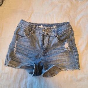 Blå jeansshorts från LAB Industries - Storleken är 146 men har passar mig hyfsat som en 164 (bara lite tajta i midjan) 