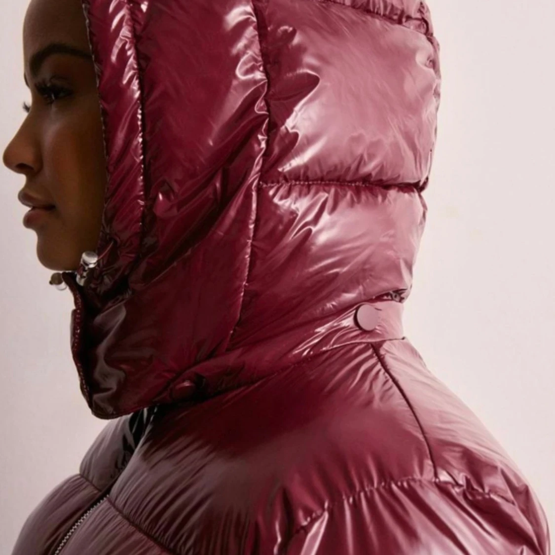 Vinröd pufferjacka med huva - 1
