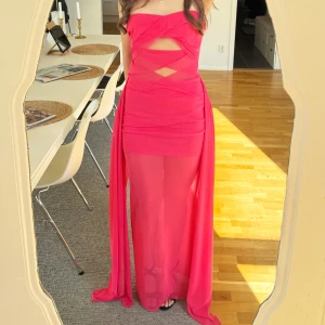 Rosa balklänning💖💖 - Snygg rosa axelbandslös balklänning med cut-out detaljer framtill. Klänningen har som varsitt släp på båda sidor om höfterna. Det släpet kan man välja att knyta på olika sätt om man vill. Unik från märket Sahar. Endast testad. Nypris 1500💗💋