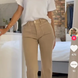 Beigea byxor  - Snygga beige byxor som är lite bootcut. Byxorna har framfickor.