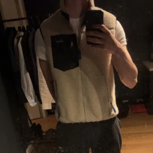 Beige fleeceväst från Patagonia - Säljer en beige fleeceväst från Patagonia då jag köpt en annan väst. Skitsnygg med både hoodie eller t-shirt under och funka skitbra för mig både på vår och sommar!