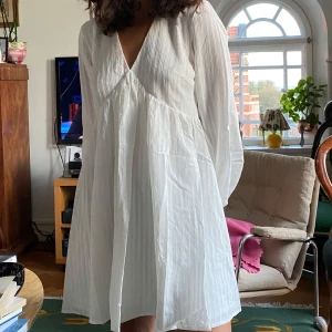 Studentklänning - Säljer min studentklänning som är storlek 34, från NA-KD, bara använd en gång och i bra skick! 💛Den är väldigt luftig och lite puffig i armarna så trots att den är långärmad kan man fortfarande ha den i varmt väder! De är bara att skriva om du har några frågor !
