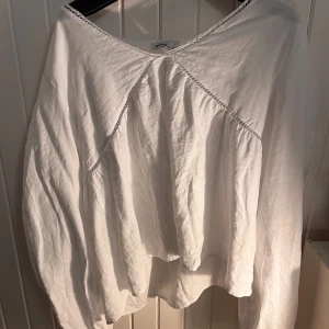 Vit blus från Subdued - Säljer en luftig vit blus från Subdued med v-ringad design och dekorativa sömmar. Aldrig använd så inga defekter eller något. 