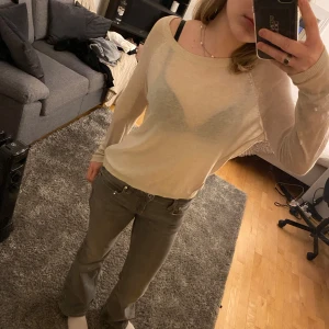 Beige långärmad tröja - Säljer en genomskinlig lång ärmar tröja❤️ använt ett par få gånger men kommer ej till användning. Tyvärr har etiketten gått av så vet inte vilket märke eller storlek det är