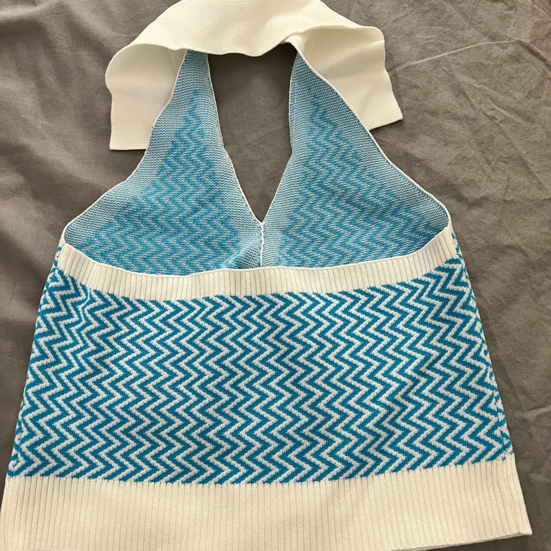 Set Vit och blå halter  top  med zigzag-mönster och jeans kjol med byxor under - 1