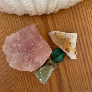 Äkta kristaller  - En rå rosenkvart, ett citrinkluster, en rå grön kalcit och en trumlad malakit! Skriv om du har någon fråga om exempelvis deras egenskaper eller vad de kan användas till!⭐️💕💕🔮Pris kan diskuteras 
