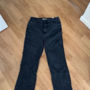 Svarta bootcut jeans - Snygga svarta bootcut jeans med en klassisk design. Perfekta för en stilren look. De har en bekväm passform och är tillverkade i ett slitstarkt material.