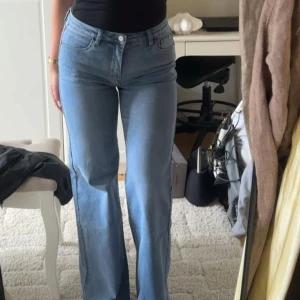 Ljusblåa raka jeans  - Säljer ett par ljusblå jeans med midwaist och raka/vida från Madlady. Jeansen har klassisk femficksdesign, raka ben och är tillverkade i mjukt denimtyg. Perfekta för en avslappnad och trendig look. Aldrig använda, endast testade💕💕 storlek S, Regular. 