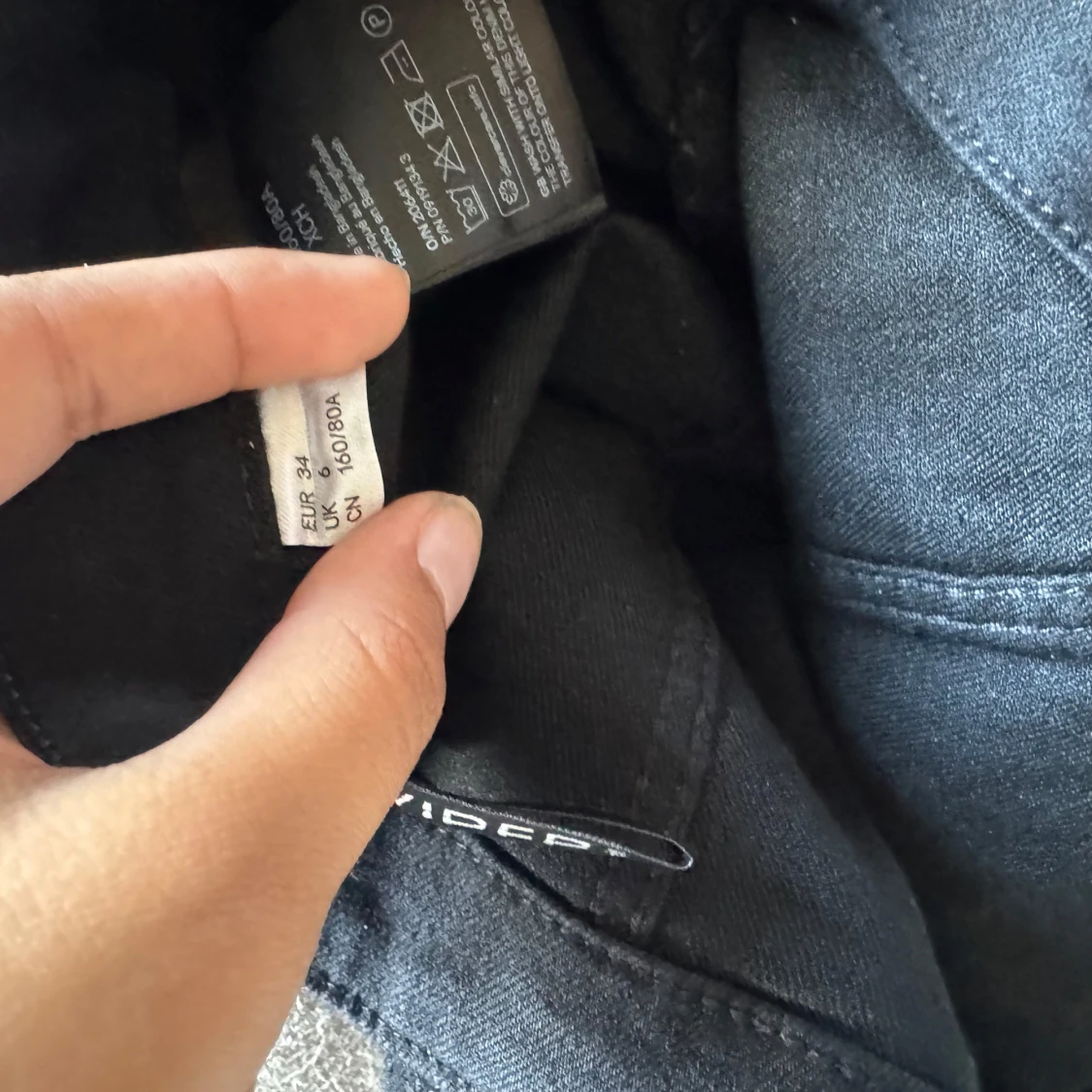 Svart kort klänning med knappar - 2