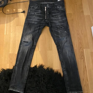 Dsquared2 jeans svarta  - Sällsynta dsquared2 jeans äkta storlek 44 i italiensk storlek. Motsvarar 28/30