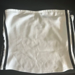 tubtopp adidas - En croppad tuptop från adidas, dragkedja på sidan, storlek s, använd max 2 gånger, 