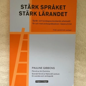 Stärk språket, stärk lärandet - En inspirerande bok för dig som vill utveckla språket och lärandet i klassrummet! Perfekt för dig som pluggar till lärare eller redan jobbar med elever med olika språkbakgrunder. Fylld med konkreta tips och modeller för att boosta både språk och kunskap.