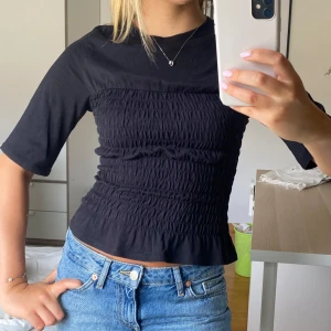 Svart smockad topp  - Säljer denna fina topp från hm som är slutsåld! Storlek XXS men passar även större storlekar då den är stretchig🙌🏻